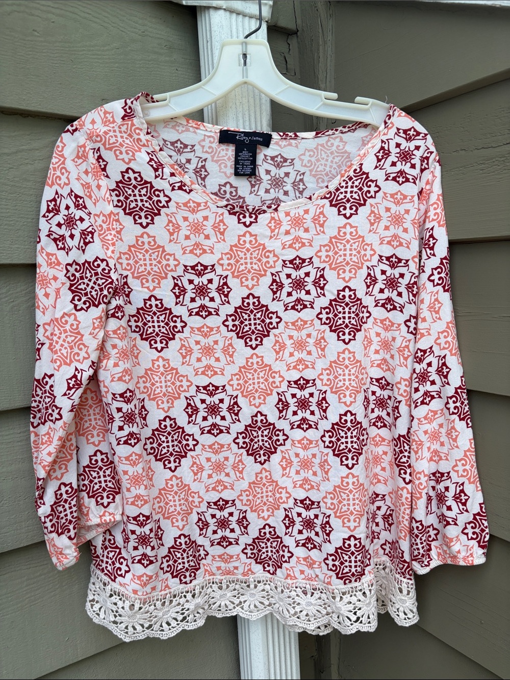 Ailey & James 3/4 Sleeve crochet-Hem Top in Peach & Burgundy. Soft, light Sz L